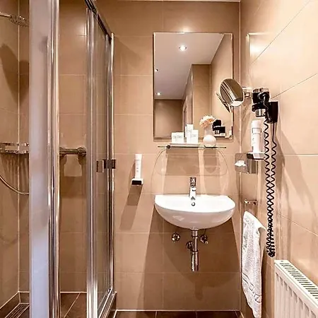 Ξενοδοχείο Feldmochinger Hof 4*