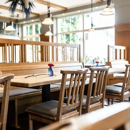 Feldmochinger Hof 3*